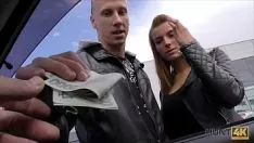 Afspelen Seks in de auto met superhoer goedkoop verkocht door een man voor 100 euro