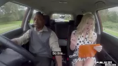 Jouer Une blonde européenne aux gros seins tatouée se fait baiser en voiture