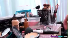 تشغيل جبهة تحرير مورو الإسلامية متعرج في الملابس الداخلية والجوارب يعطي اللسان غريب والنافورات في جلسة مكتب مشبع بالبخار