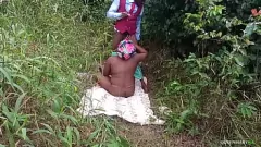 Oynat Ateşli Milf Topluluk Çiftçisi Çalılıktaki Azgın Bir Yabancı Adam Tarafından Beceriliyor